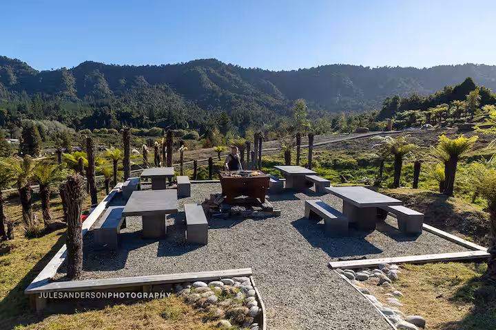 Private outdoor spa and deck beside the Balder barrel cabin